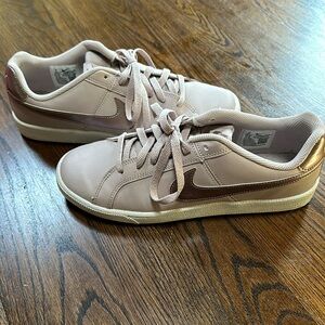 Nike Court Royale Particle Rose/Smokey Mauve size 9 women’s. Excellent Used Cond